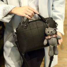 กระเป๋าสะพายข้าง แฟชั่นเกาหลีผู้หญิงพร้อมตุ๊กตาหมีหนังเย็บลายสี่เหลี่ยมสวย นำเข้า สีดำ - พร้อมส่งIS1040 ราคา990บาท