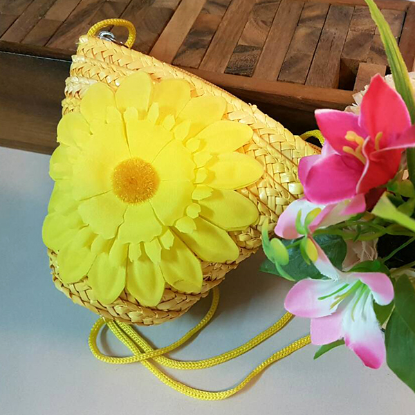 กระเป๋าสานใบเล็ก มีสายสะพายยาวแต่งดอกไม้น่ารักธรรมชาติ นำเข้า สีเหลือง - พร้อมส่งIS1075 ราคา150บาท