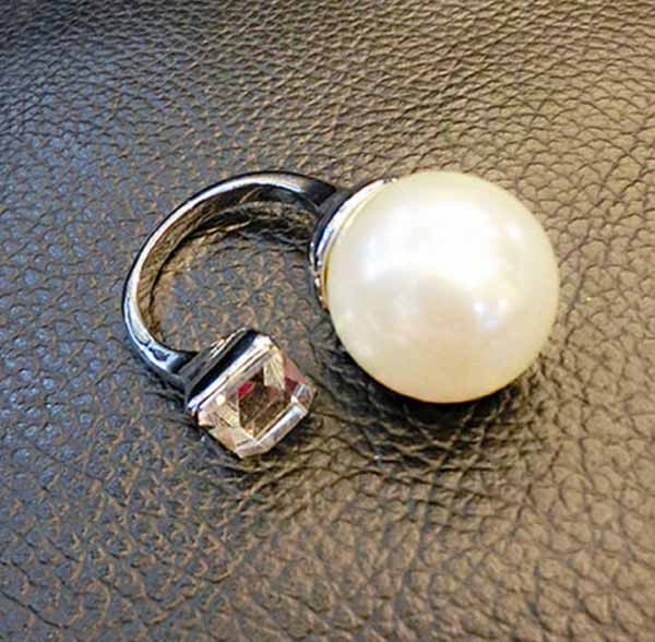 แหวนมุกคริสตัล แฟชั่นเกาหลีสวยหรูหราปรับขนาดได้ Crystal Pearl U Shape Rings นำเข้า - พร้อมส่งW303 ราคา250บาท