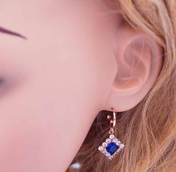 ต่างหูเพชร แฟชั่นเกาหลีแบบห่วงประดับคริสตัลรูปสี่เหลี่ยม CZ Gold Earrings นำเข้า สีน้ำเงิน - พร้อมส่งW365 ราคา450บาท